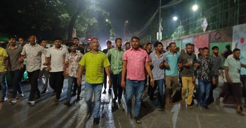 মধ্যরাতে রাজপথে ছাত্রদলের বি ক্ষো ভ