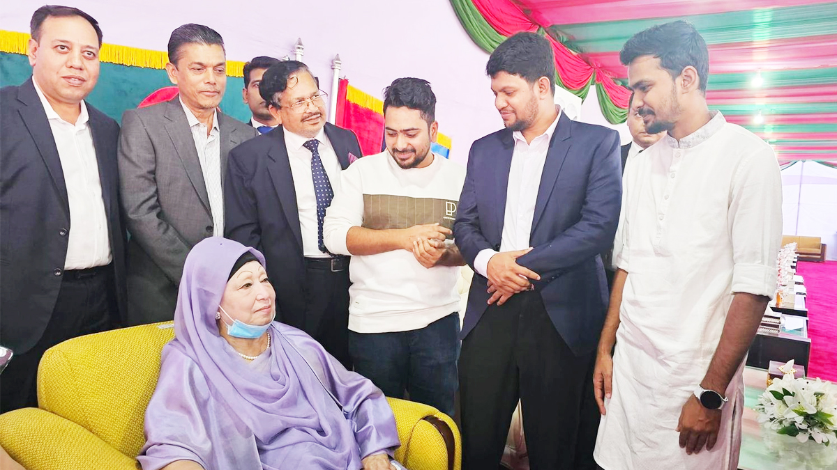 খালেদা জিয়ার সঙ্গে তিন উপদেষ্টার কুশল বিনিময়