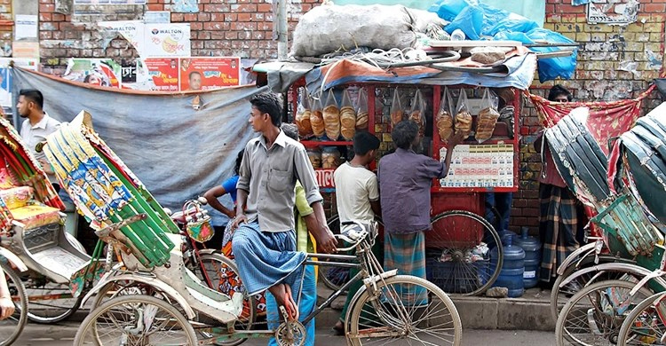 সংসার চালাতে হিমশিম খাচ্ছে নিম্ন আয়ের মানুষ, ওষুধ ব্যয় ২০ শতাংশ