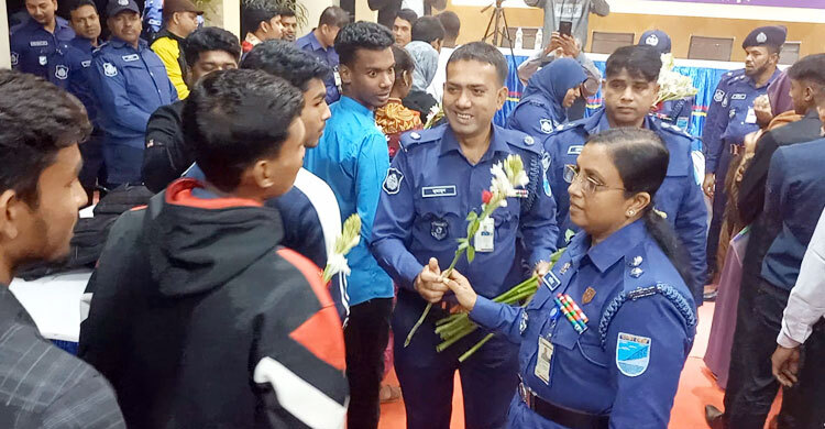 ১২০ টাকায় পুলিশে চাকরি পেয়ে আবেগাপ্লুত দিনমজুরের সন্তান