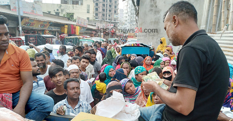 টিসিবির পণ্য নিতে মধ্যবিত্তরাও লাইনে