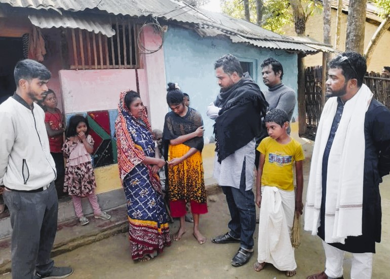 জাতীয় নাগরিক কমিটির প্রতিনিধি দল বড়লেখা সীমান্তে বিএসএফের গু লিতে নি হত গোপালের বাড়িতে