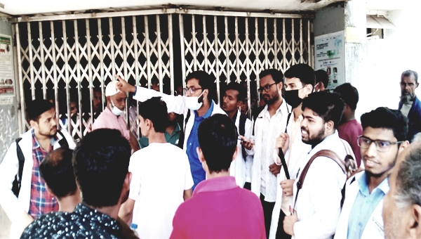 ওসমানী মেডিকেল কলেজ হাসপাতালের আউটডোরে তালা দিয়েছেন ইন্টার্ন চিকিৎসক ও মেডিকেল শিক্ষার্থী
