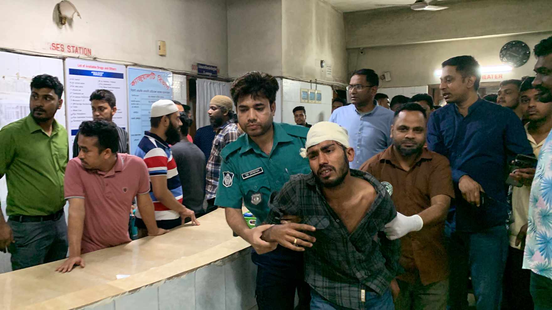 সিলেটে ওসমানী হাসপাতালে ধুমপানে বাঁধা দেয়ায় দুই যুবককে মাথা ফাটিয়েছে কিশোর গ্যাং