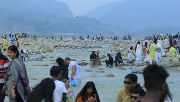 ঈদের ছুটিতে সাদাপাথরে পর্যটকদের ভিড়