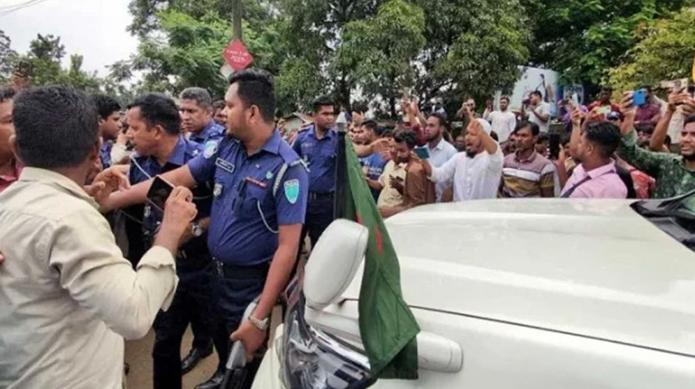 জাফলংয়ে দুই উপদেষ্টার গাড়ি আটকে পাথর শ্রমিকদের বিক্ষোভ
