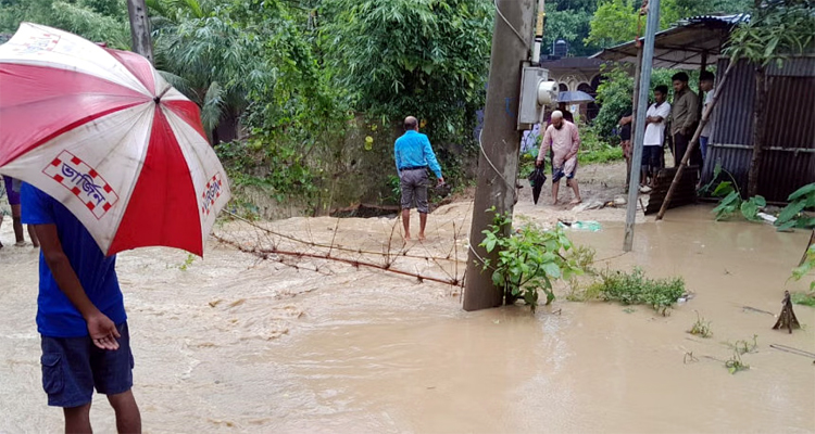 কুশিয়ারা নদীর বাঁধ ভেঙে অনেক বাড়ি ঘর প্লাবিত হয়ে গেছে