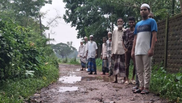 সিলামে আদর্শ উচ্চ বিদ্যালয়ের রাস্তার বেহাল দশা, সংস্কার দাবী