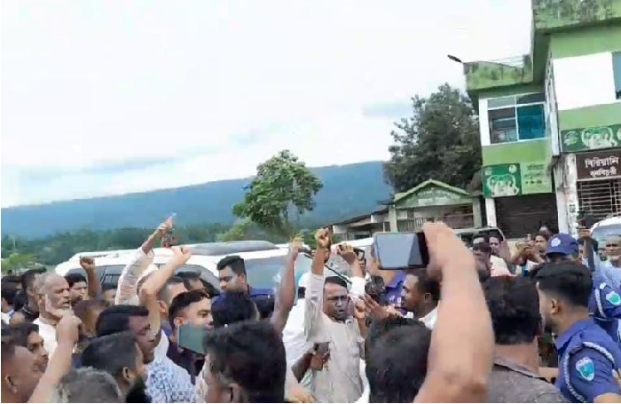 উপদেষ্টার গাড়ি আটকিয়ে আন্দোলন করায় বিএনপি নেতা সহ ১৫৯ জন উপর মামলা।