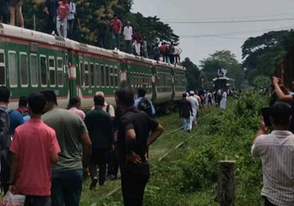 চলন্ত অবস্থায় কালনী এক্সপ্রেসের তিন বগি বিচ্ছিন্ন