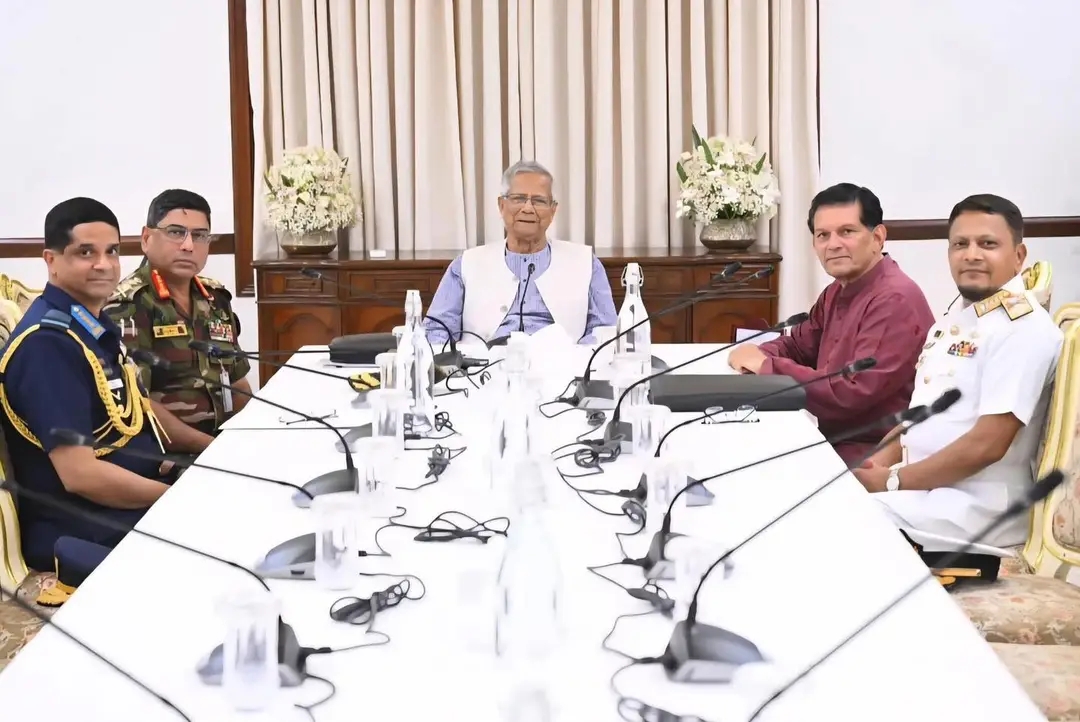 প্রধান উপদেষ্টার সাথে সাক্ষাৎ করলেন সেনাপ্রধান সহ বিশিষ্ট ব্যক্তিগন।